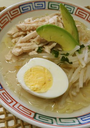 蒸し鶏とアボカドのさっぱり豚骨ラーメン-レシピのメイン写真
