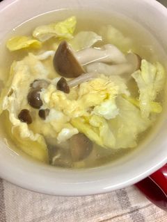 レタスがカップで待っている卵スープ-レシピのメイン写真