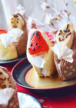 苺お雛様とバナナお内裏様のロールケーキ-レシピのメイン写真