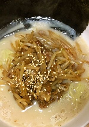 餃子の王将とんこつラーメン生姜焼きのせ-レシピのメイン写真
