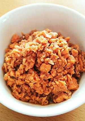 紅鮭水煮缶で＊鮭そぼろ-レシピのメイン写真