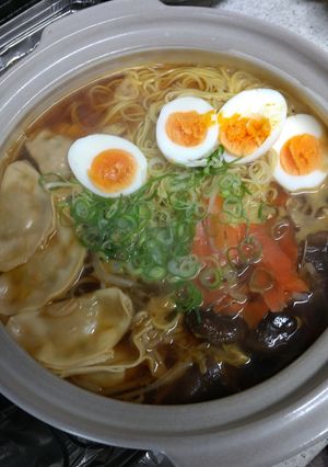 もっちり餃子入りラーメン鍋-レシピのメイン写真