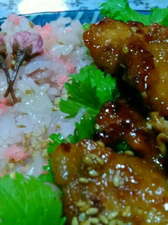 桜ご飯の酢飯と、豚ロースの甘辛照り焼き-レシピのメイン写真