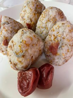 梅干し じゃこ 鰹節のおにぎり-レシピのメイン写真