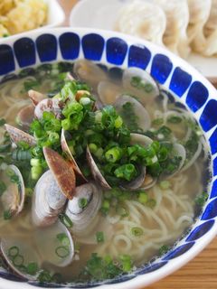 餃子の王将ラーメン(塩)でアサリラーメン-レシピのメイン写真
