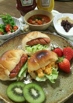 朝食に♪炒り卵とウィンナーのロールサンド-レシピのメイン写真