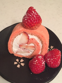 簡単ピンクのロールケーキ(甘さ控えめ)-レシピのメイン写真