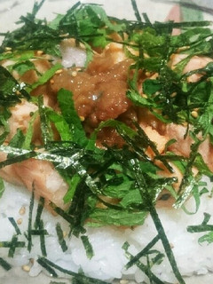 サーモンと梅の丼-レシピのメイン写真