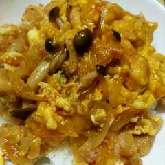 รูปของ 残った唐揚げで☆唐揚げのキムチ卵丼