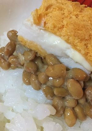納豆とチーズチキンカツのご飯-レシピのメイン写真