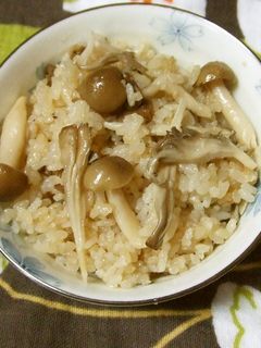 たっぷり(^^)きのこの炊き込みご飯-レシピのメイン写真