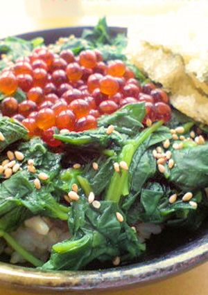 栄養満点♪刻みモロヘイヤと手作りいくら丼-レシピのメイン写真