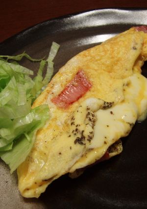 朝食に❤ベーコンバジルチーズオムレツ-レシピのメイン写真