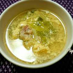 รูปของ 鶏肉とキャベツとネギの中華風玉子スープ