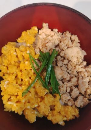 失敗しない、ふわふわ卵と鶏そぼろ丼-レシピのメイン写真