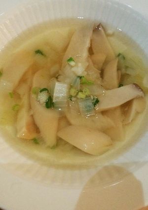 黄金色☆エリンギのにんにくコンソメスープ-レシピのメイン写真
