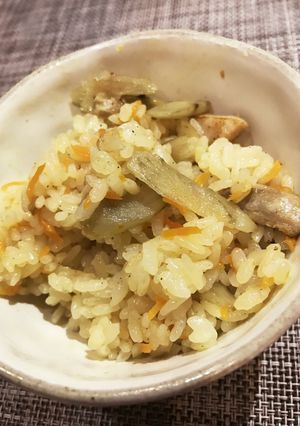 【土鍋で炊く】鶏肉・ごぼう洋風炊込みご飯-レシピのメイン写真