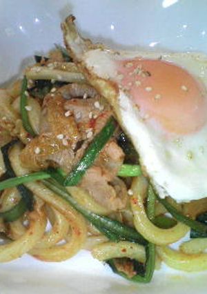 黄身をからめて☆キムチ焼きうどん-レシピのメイン写真