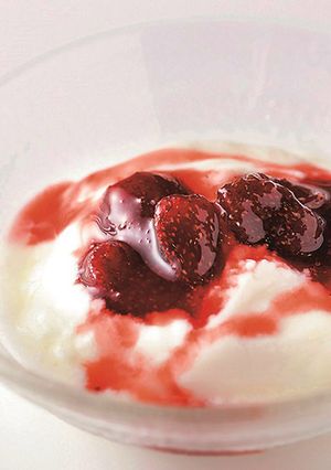 レンジで簡単ヨーグルトのいちごジャムのせ-レシピのメイン写真