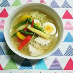 รูปของ 彩野菜とサラダチキンで塩ラーメン