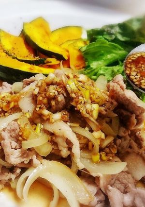 焼いた豚肉に絶品万能だれを掛けただけ！-レシピのメイン写真
