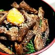【ガッツリ食】ユッケ風レアステーキ丼