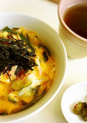 春の彩り〜茎わかめとかまぼこの玉子丼-レシピのメイン写真