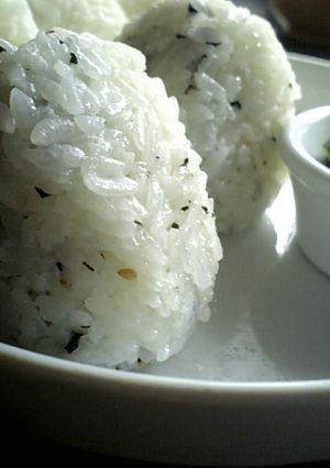 お手軽♪わかめおにぎり-レシピのメイン写真