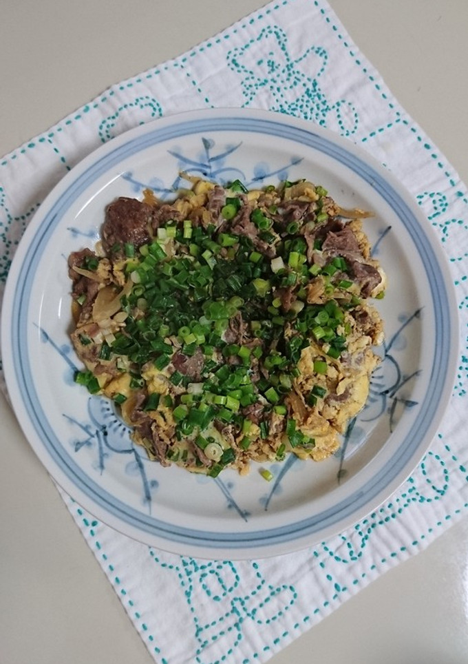 お肉と玉ねぎ炒め卵とじ。葱のせ。-レシピのメイン写真