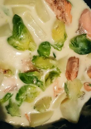 芽キャベツと鮭とじゃがいものクリーム煮-レシピのメイン写真