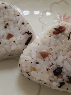 梅しそふりかけ&オリーブオイルおにぎり-レシピのメイン写真