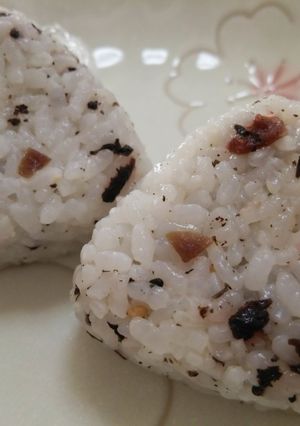 梅しそふりかけ＆オリーブオイルおにぎり-レシピのメイン写真