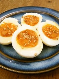 半熟ゆでたまご♪醤油とゴマで即席味玉風!-レシピのメイン写真