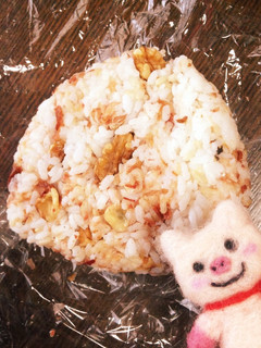 まぜるだけ簡単♪梅オカカくるみにぎり-レシピのメイン写真