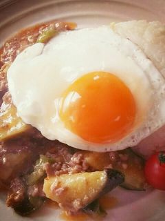 茄子とピーマンの麻婆目玉焼きのせプレート-レシピのメイン写真