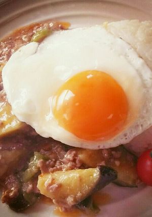 茄子とピーマンの麻婆目玉焼きのせプレート-レシピのメイン写真