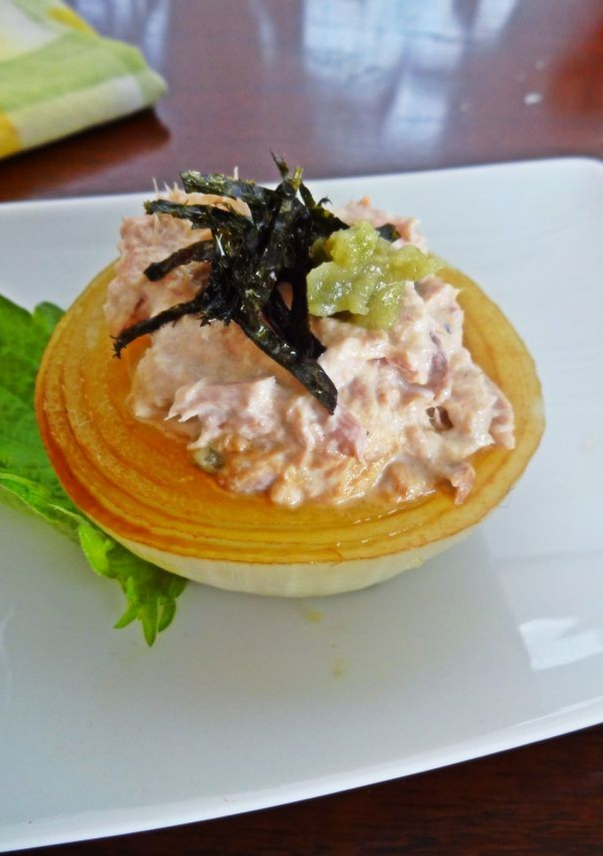 玉ねぎのレンジ蒸しツナマヨワサビ和えのせ-レシピのメイン写真