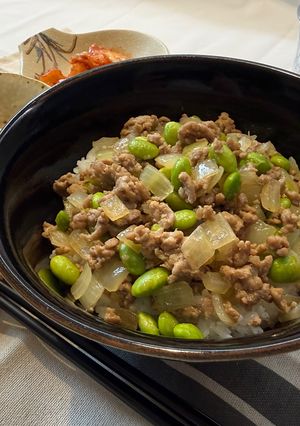 1人飯：枝豆と玉ねぎの豚そぼろ丼-レシピのメイン写真