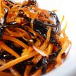 にんじんと塩こんぶの炒め物。