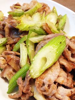 セロリと豚肉の塩コショウ炒め♬-レシピのメイン写真