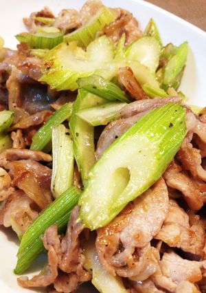 セロリと豚肉の塩コショウ炒め♬-レシピのメイン写真