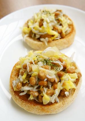 春野菜・しらす・納豆のオープンサンド-レシピのメイン写真