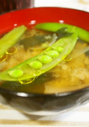 スナップえんどうと玉ねぎのお味噌汁♪-レシピのメイン写真