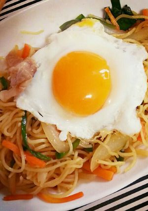 ニラと豆板醤のピリ辛焼きそば目玉焼きのせ-レシピのメイン写真