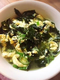 簡単!鶏ガラわかめレタススープ!卵無しも-レシピのメイン写真