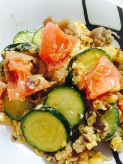 ズッキーニとトマトの炒め物 by 男だって簡単料理