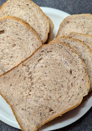 捨てないで！余った黒豆煮汁でホロ甘食パン-レシピのメイン写真