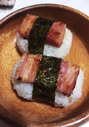 お弁当☆朝食に厚切りベーコンおにぎり-レシピのメイン写真