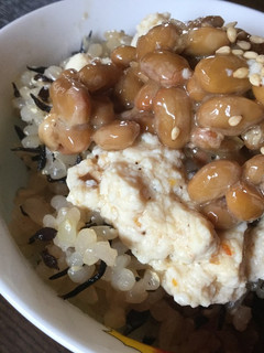 納豆と「くせになるうま塩麻婆豆腐」のご飯-レシピのメイン写真