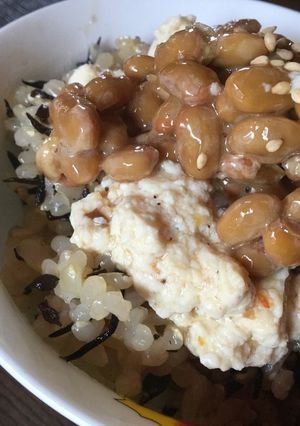 納豆と「くせになるうま塩麻婆豆腐」のご飯-レシピのメイン写真